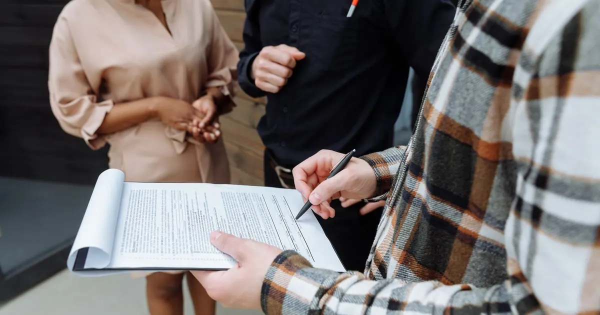 Contrato de compra e venda de viatura: o que deve constar num stand